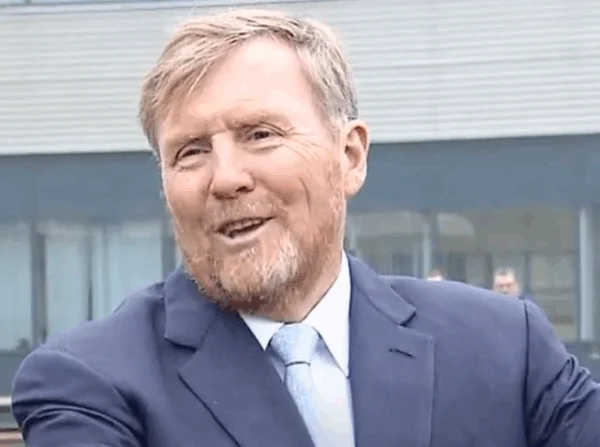 Koning Willem-Alexander zichtbaar geïrriteerd na vraag over blauwe envelop tijdens werkbezoek Belastingdienst