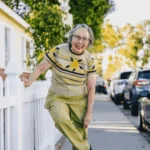 Oudere buurvrouw heeft briljante manier om kleinzoon een lesje te leren