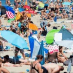 Populaire Portugese badplaats verbiedt bikini’s en deelt boetes uit tot 1500 euro: ‘Ik kom hier om vakantie te vieren, meer niet!’”