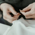 Hoe een gat in kleding te herstellen zonder naald en draad te gebruiken