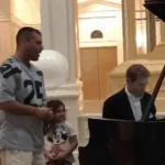 Het jonge meisje zorgde voor een verrassing voor haar vader door een straatpianist te vragen te spelen, waarna haar vader gevraagd werd “Ave Maria” te zingen