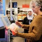 Moeder ervaart schaamte tijdens zelfscankassa-controle: ‘Pas op dat moment drong het tot me door’