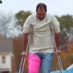 Kevin (27), volledig gezond, gedraagt zich dagelijks alsof hij zwaar gehandicapt is