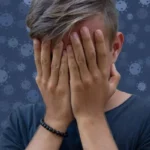 Nieuwe virusuitbraak nog maar één vliegreis verwijderd: Patiënten delen horrorfoto’s van de symptomen